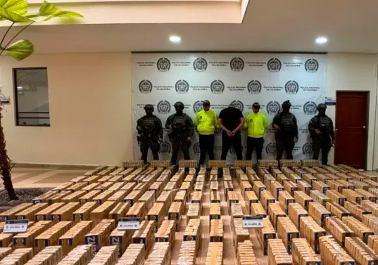La Policía incautó más de dos toneladas de cocaína en el aeropuerto El Edén de Armenia y capturó a una persona por el delito. FOTO cortesía