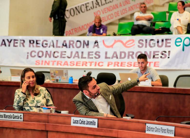 El Concejo de Medellín ya ha debatido votado cuatro veces el proyecto para vender las acciones de UNE, hundiéndolo en igual número de ocasiones. FOTO JAIME PÉREZ