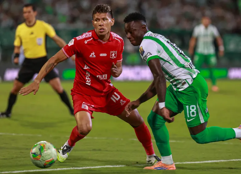 Rafael Carrascal (10) y Marino Hinestroza, dos referentes actual en América y Nacional, respectivamente. Foto: Manuel Saldarriaga Quintero.
