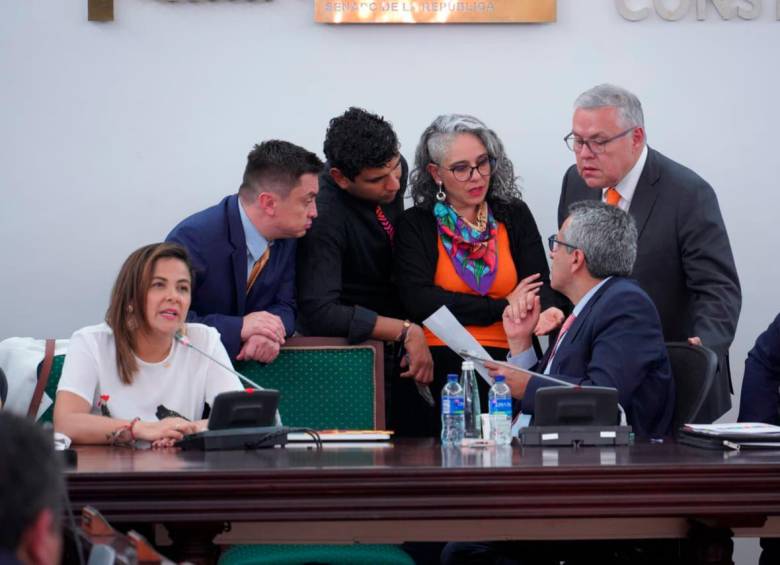 En el Congreso estuvieron presentes los ministros de Agricultura, Jhenifer Mojica (izquierda), y los de Justicia, Néstor Osuna, e Interior, Luis Fernando Velasco (derecha). FOTO CORTESÍA