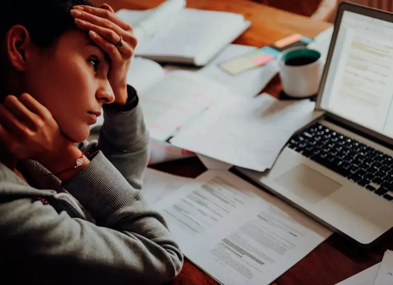 Expertos dan por sentado que laborar más horas laborales no significa más eficiencia. FOTO: GETTY