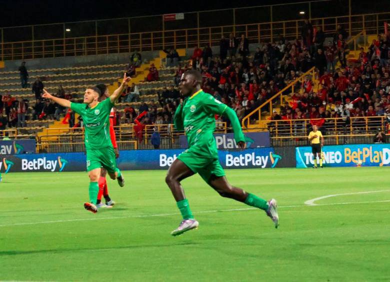 Bayron Caicedo celebrando el gol que tiene al Real Cundinamarca soñando con el título de la B. FOTO DIMAYOR