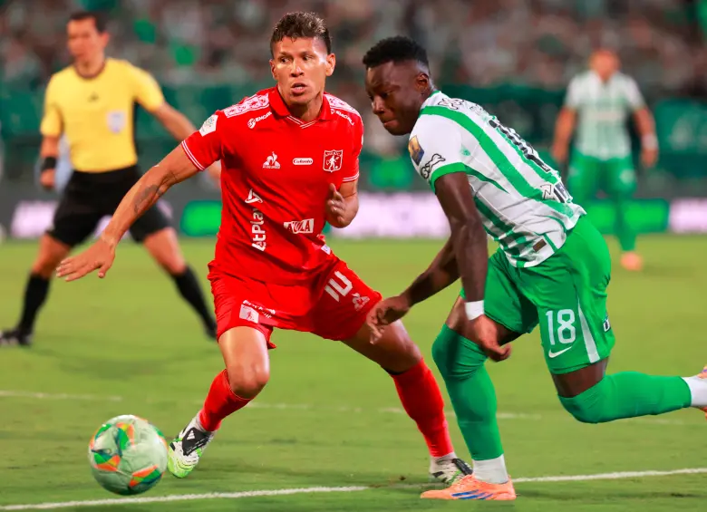 En la imagen aparece Marino Hinestroza, carta fundamental del ataque de Nacional, quien llega a los cuadrangulares con un alza en su nivel que los hinchas esperan mantener en estas instancias. FOTO Manuel saldarriaga