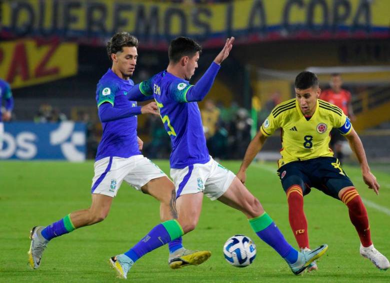 En la acción está Gustavo Puerta, capitán y una de las figuras de Colombia en este Sudamericano. FOTO FCF