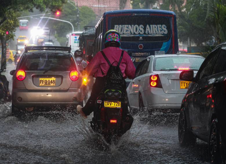 Se esperan problemas de movilidad el resto de la tarde a causa del aguacero. FOTO: EL COLOMBIANO