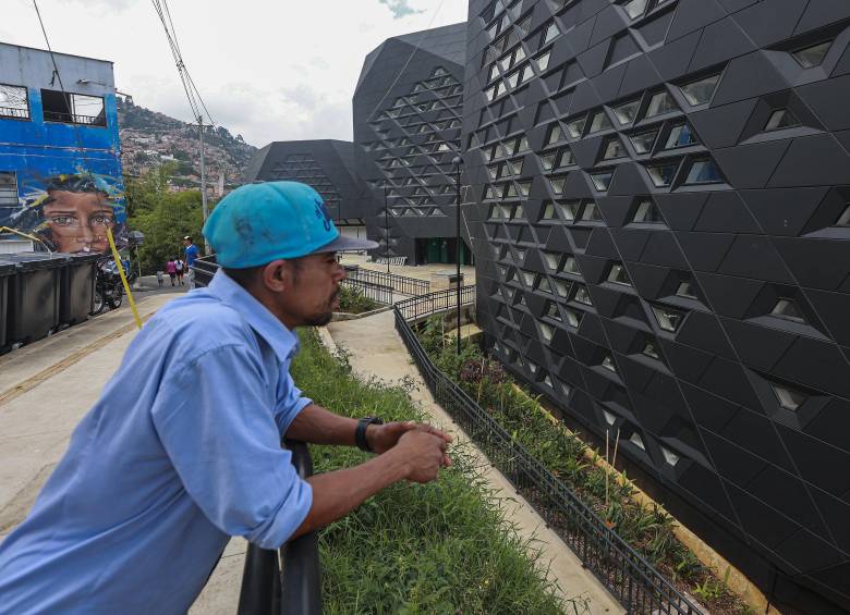 Fachada de la Biblioteca Santo Domingo Savio, en el nororiente de Medellín. Foto: Manuel Saldarriaga Quintero