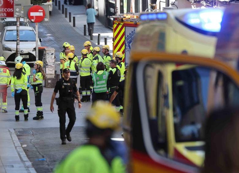 El colapso de un edificio en obras en la calle Hileras, en pleno centro de Madrid, dejó cuatro muertos y varios heridos. Las autoridades mantienen acordonada la zona mientras avanzan las investigaciones. FOTO: AFP