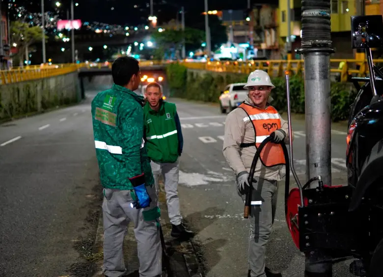 Las labores se desarrollan por personal de la Secretaría del Medio Ambiente, Emvarias y EPM, con apoyo de la Policía. FOTO: CORTESÍA ALCALDÍA