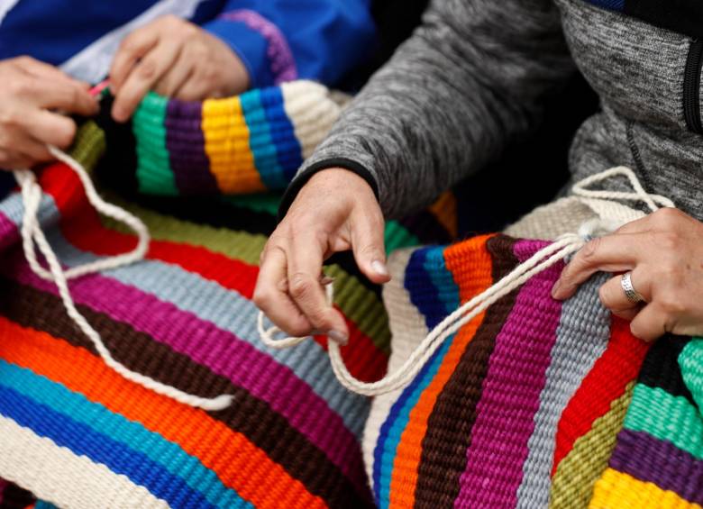 Las mujeres mapuche le asignan un valor a cada color del tejido. Con este arcoíris buscan ofrecerle paz a los chilenos. Foto: Efe.S