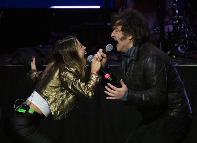 Javier Milei (derecha), canta con la cantante argentina Ana Tamagno durante el lanzamiento de su nuevo libro, “La construcción del milagro”. FOTO: AFP