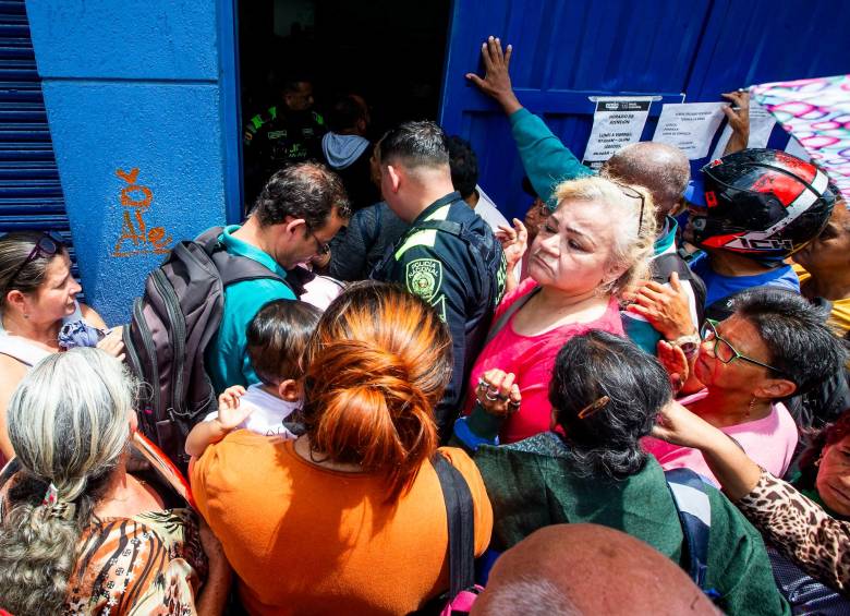 En junio de 2024, cientos de pacientes del servicio farmacéutico de Savia Salud denunciaron problemas en la entrega de medicamentos y bloquearon la avenida Las Vegas para protestar. FOTO: Julio César Herrera Echeverri