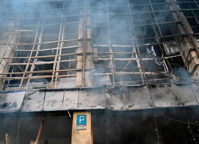 Vista del estado del edificio tras el bombardeo ruso a la torre de televisión de Kiev. FOTO: EFE