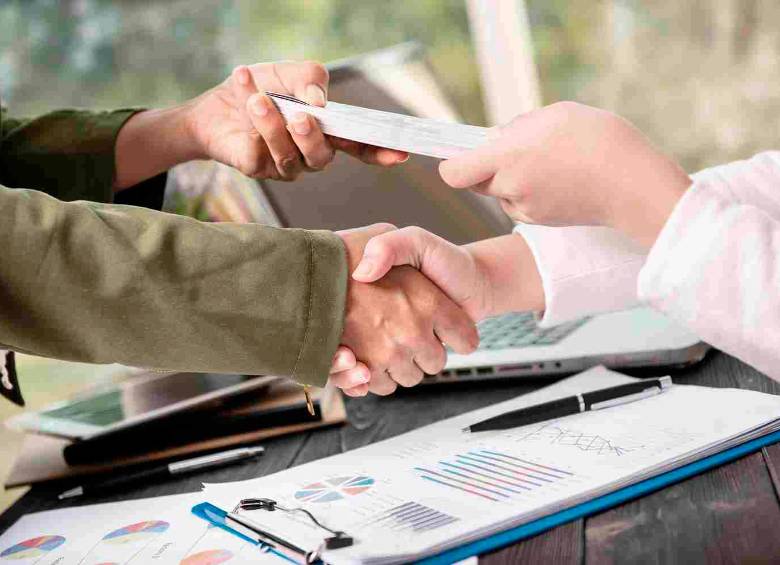Las remesas ya benefician a cerca de 9,6 millones de colombianos y se consolidan como una de las principales fuentes de divisas para el país. FOTO: FREEPIK