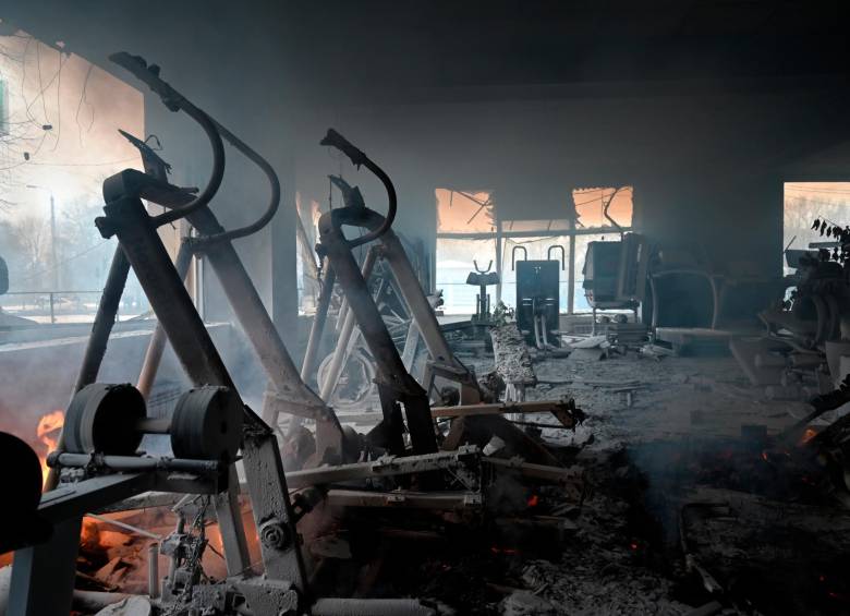 Vista del interior de una tienda de material deportivo, aún en llamas, tras el bombardeo ruso a la torre de televisión de Kiev (Ucrania). FOTO: EFE