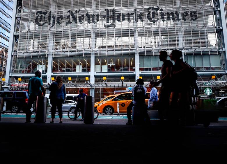 El periódico New York Times actualizó sus Términos y Condiciones de uso para evitar que la Inteligencia Artificial se alimente de cualquiera de sus contenidos. Foto Getty.