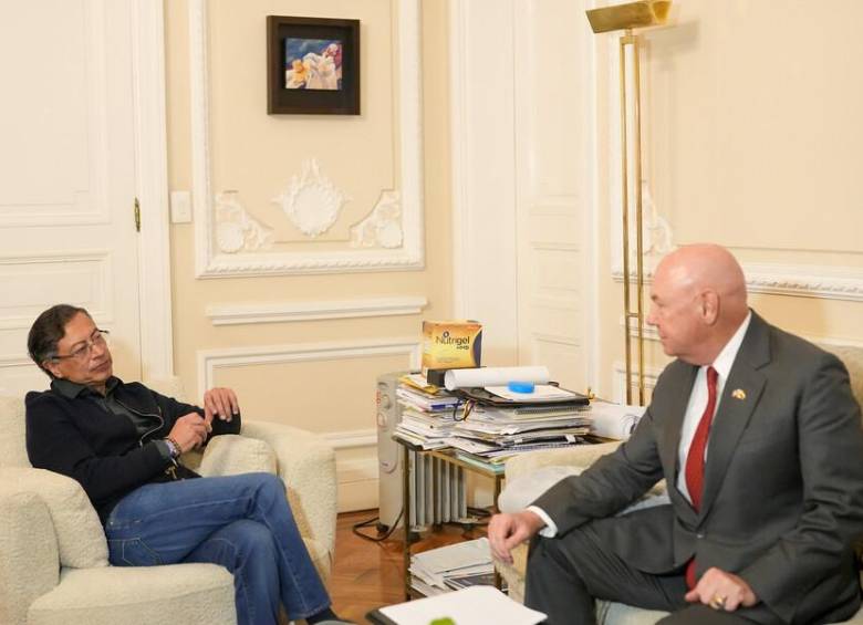 A la izquierda, el Presidente Gustavo Petro; a la derecha, el Encargado de Negocios de Estados Unidos en Colombia. FOTO: PRESIDENCIA