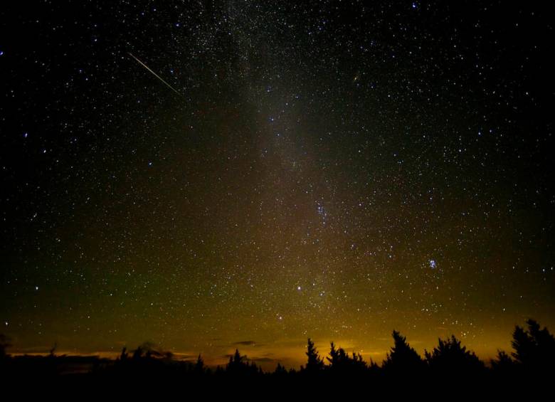 Un meteoro atraviesa el cielo durante la lluvia anual de Perseidas. La frecuencia de ellos es de 60 por hora a una velocidad de 15-50km/h. FOTO: CORTESÍA NASA