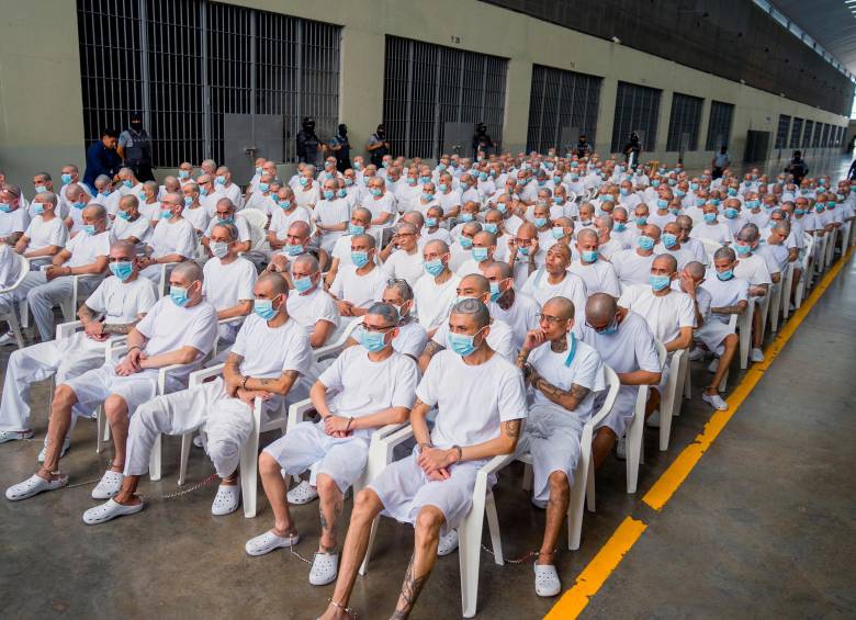 Juicio masivo avanza en El Salvador con testimonios contra 22 líderes de la Mara Salvatrucha. FOTO: AFP