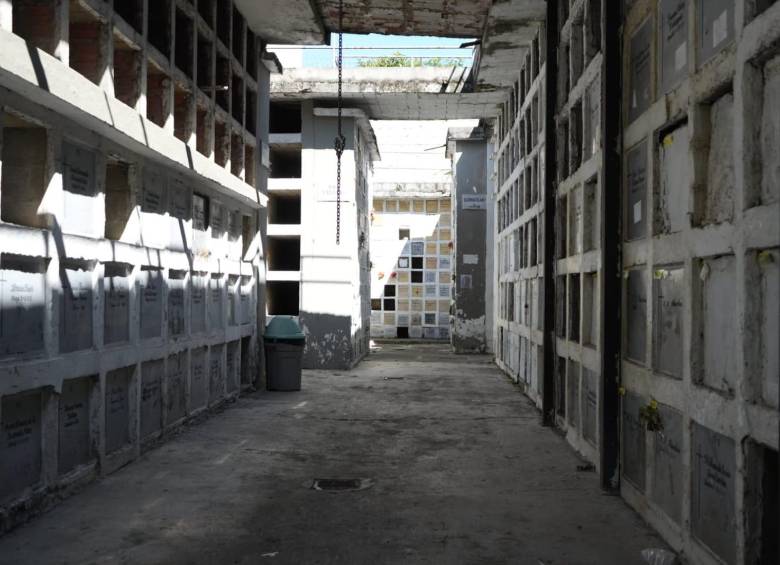 El cementerio de Itagüí tiene un universo de 36 sitios de interés forense en los que habría cuerpos de personas desaparecidas. De estos, 33 son bóvedas individuales que se encuentran en la galería María Auxiliadora y tres son osarios comunes. Foto: Cortesía