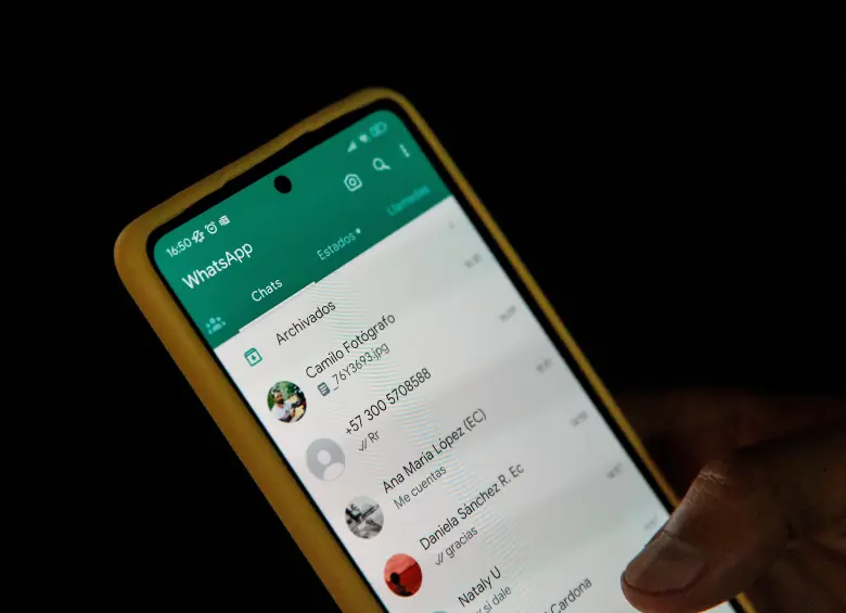 La Ley de Mercados Digitales exigió a Meta la apertura del sistema de mensajería de WhatsApp y Messenger para que usuarios de distintos servicios de mensajería pudieran comunicarse entre sí sin tener que tener una cuenta en cada aplicación. Foto EL COLOMBIANO. 