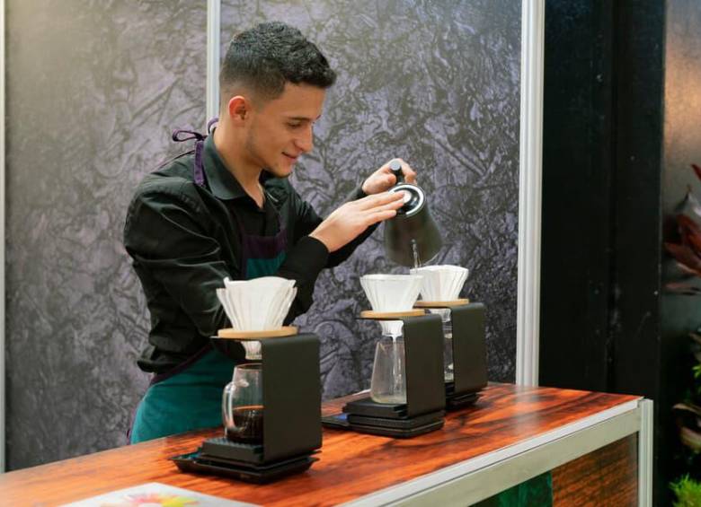 El café hace parte de las rutinas cotidianas de millones de colombianos, aunque sus preparaciones y formas de consumo varían según la región. FOTO: Colprensa. 