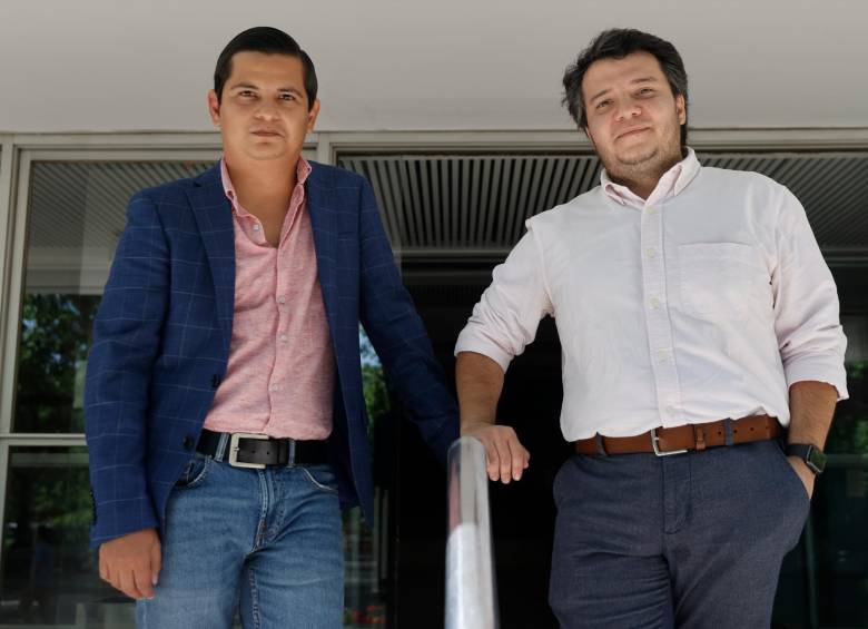 Los periodistas Carlos Herrera y Wilfredo Miranda –del medio Divergentes– recibieron el Ortega y Gasset en la categoría de mejor cobertura multimedia. FOTO: EFE