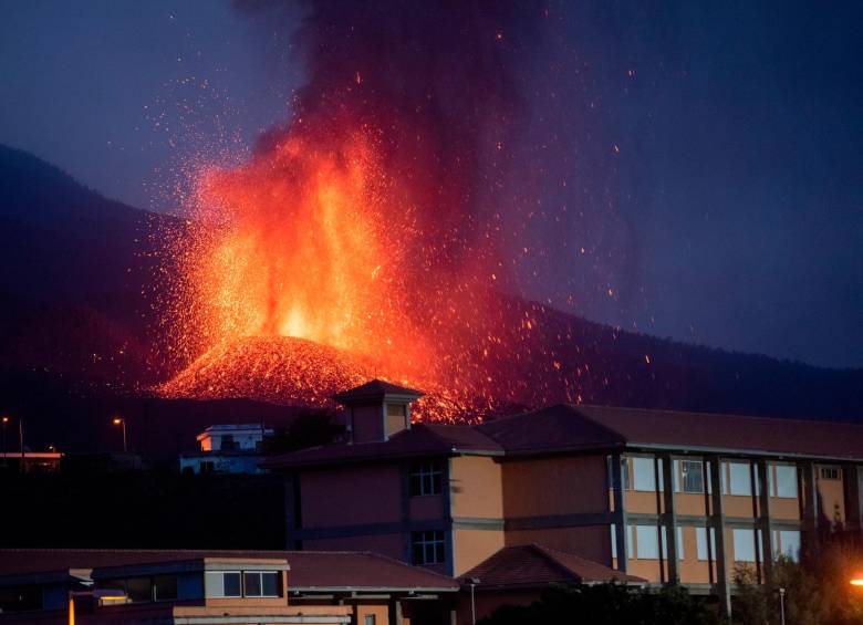El Instituto Geográfico Nacional de España estima que la lava no tocará el agua ni hoy ni mañana. Foto: Agencia EFE