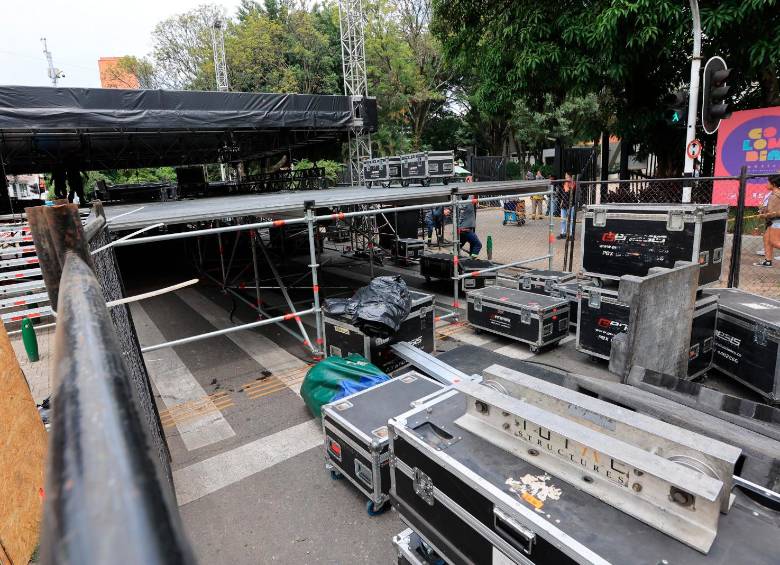 El escenario en la 70 servirá para el concierto inaugural. Comerciantes y residentes señalaron que faltó socialización sobre el montaje que la Alcaldía pretendía realizar. FOTO: MANUEL SALDARRIAGA