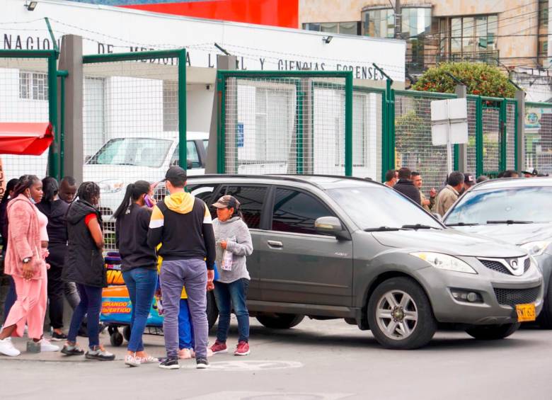 Familiares de las víctimas mortales se desplazaron hasta la sede de Medicina Legal en Nariño. FOTO: Cortesía.
