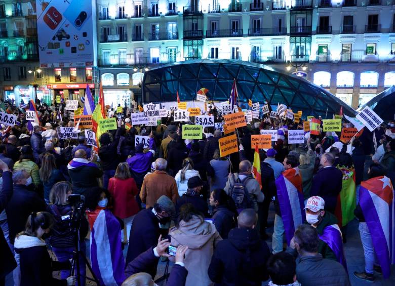 En Madrid, los cubanos se reunieron en la Puerta del Sol. FOTO EFE