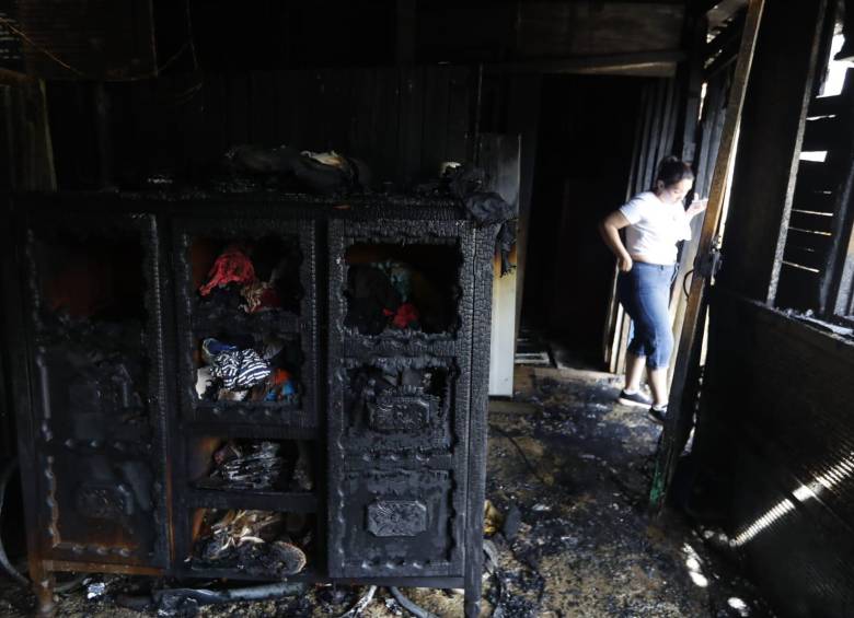 Así quedó el interior de una de las 17 casas afectadas. Poco se pudo salvar de las llamas. FOTO: Jaime Pérez.