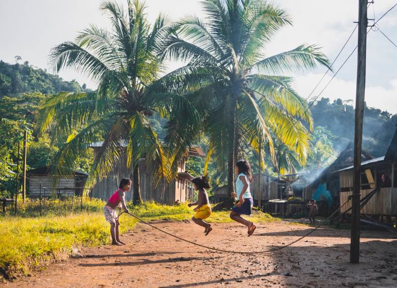 Niños de la comunidad indígena de Chano, en Bojayá, Choco (foto), juegan en su territorio tras el confinamiento obligado por la presencia de artefactos explosivos cerca al resguardo. FOTO cortesía