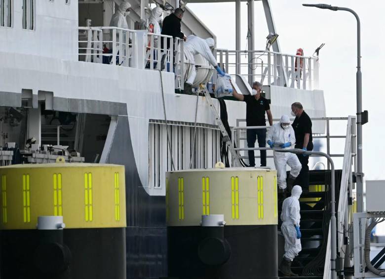 Un crucero golpeado por el mortal brote de hantavirus llega al puerto holandés de Rotterdam para su desinfección, poniendo fin a un viaje problemático que puso en alerta a las autoridades sanitarias internacionales. FOTO: AFP.