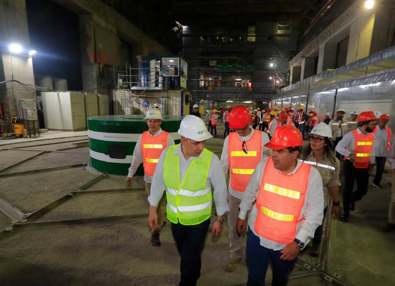 El contralor se dio un paseo por la casa de máquinas de Hidroituango, acompañado por el gerente de EPM, Jorge Andrés Carrillo, y el alcalde de Medellín Daniel Quintero. FOTO Jaime Pérez