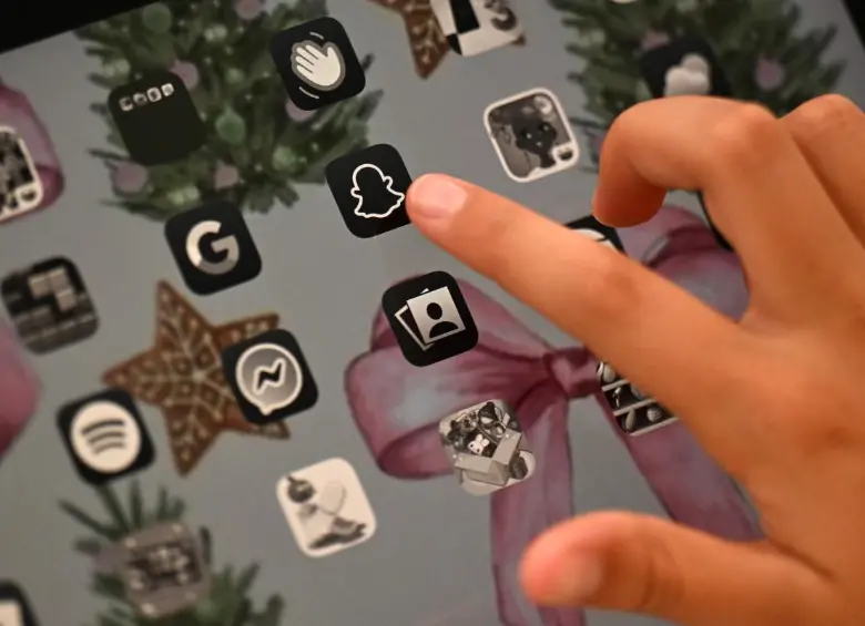 Psicólogos escolares insisten en que, sin acompañamiento adulto y educación emocional, con la prohibición el problema no solo persiste, sino que se amplía. FOTO AFP