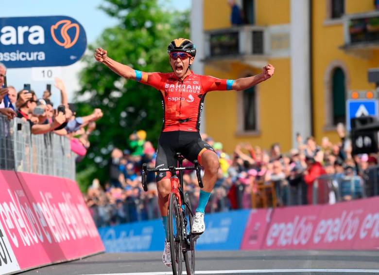El pedalista bogotano logró reponerse a una caída. Foto tomada redes sociales del deportista @giroditalia. 