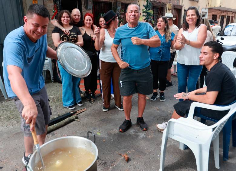La tradición de cocinar este plato en las calles reúne a familias y vecinos y se convierte en el remedio ideal para el “guayabo” de las celebraciones de Año Nuevo. Foto: Manuel Saldarriaga