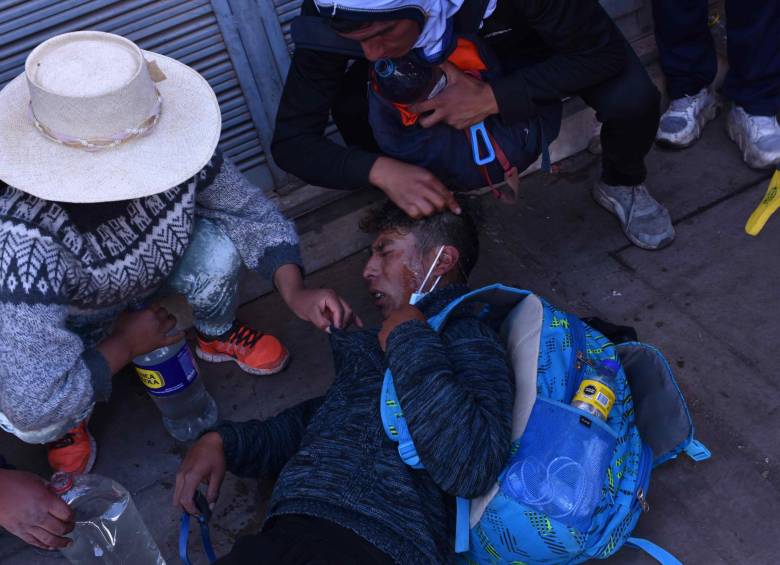 Un herido por los enfrentamientos entre los manifestantes y la policía es atendido en Juliaca (Perú). Foto: EFE