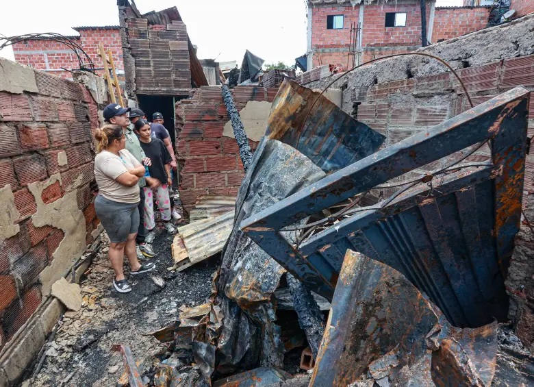 Así quedó la vivienda de Juan David Yepes luego del incendio de este domingo. Al lado quedaba la chatarrería que ocasionó esta emergencia. FOTO: MANUEL SALDARRIAGA