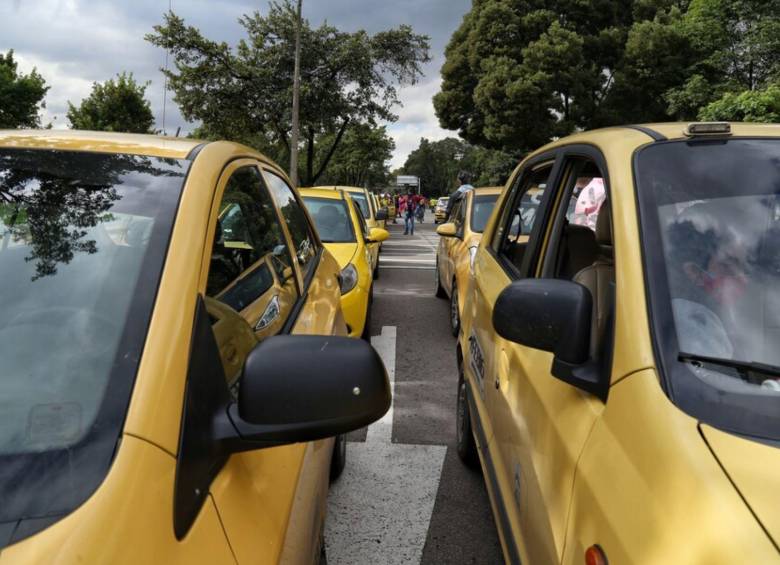 Alrededor de 300 taxistas tienen antecedentes y anotaciones judiciales, según estudio. Foto: Colprensa