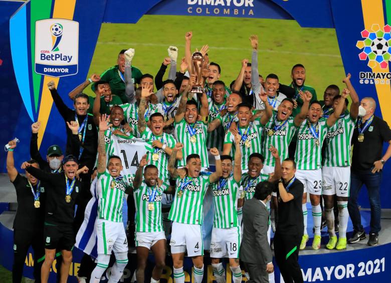 La fiesta fue completa para los hinchas verdes y los jugadores, quienes levantaron su quinta Copa Colombia en el estadio Hernán Ramírez Villegas. FOTOs jaime pérez