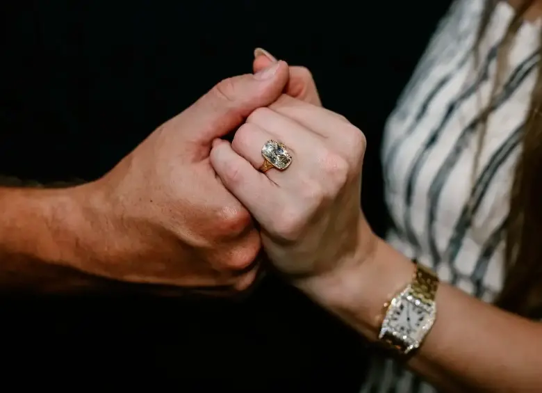 Taylor Swift mostró en Instagram el anillo de compromiso de inspiración victoriana que Travis Kelce le entregó. FOTO tomada de Instagram @taylorswift