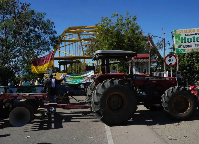 Las movilizaciones iniciadas el lunes ya comienzan a dejar serios impactos económicos. Hay afectaciones en el transporte de carga, escasez de alimentos e insumos, y aumento en precios, especialmente en productos de primera necesidad. FOTO: @MafeCarrascal.