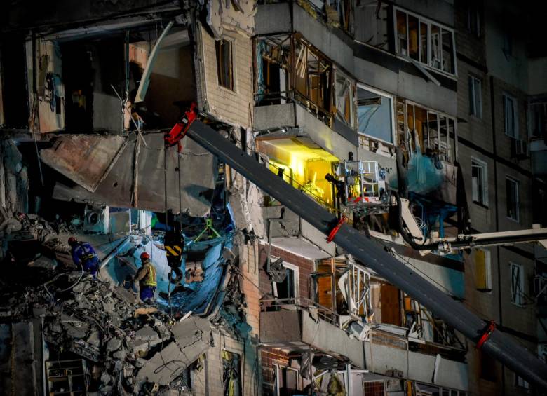 El bombardeo a un edificio de civiles en Dnipro, Ucrania, dejó al menos 40 personas fallecidas y 46 desaparecidas. FOTO: EFE
