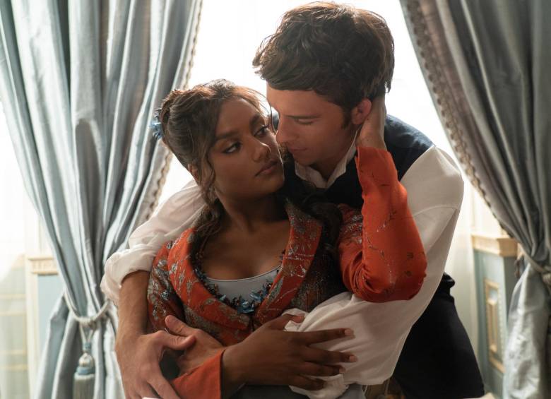 Simone Ashley y Jonathan Bailey fuero los protagonistas de la segunda temporada. FOTO Cortesía Netflix.