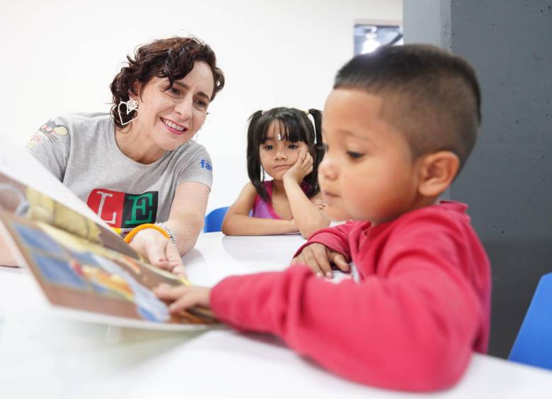 Sandra Zuluaga Sánchez en una lectura con niños programada por Ratón de Biblioteca. Foto: Cortesía