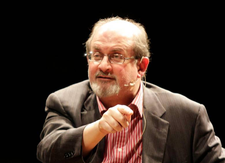 Salman Rushdie tiene 75 años y estaba amenazado de muerte desde 1998 por la publicación de su libro “Los versos satánicos”. FOTO: COLPRENSA