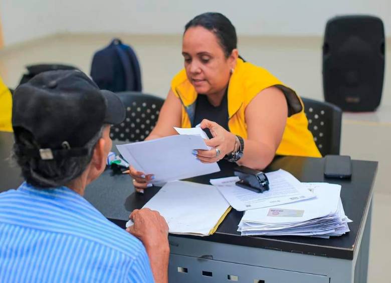 La reparación administrativa se lleva a cabo por miembros de la dirección territorial de víctimas de cada zona.