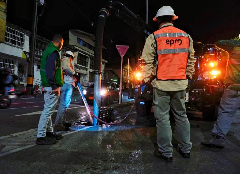 Parte de la intervención es la limpieza de las alcantarillas y la labor de lavado. FOTO: ALCALDÍA