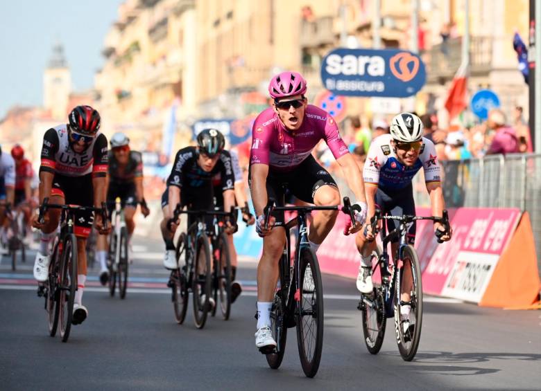 Arnaud Demare se quedó con la etapa 13 del Giro de Italia. FOTO @GIRODIITALIA